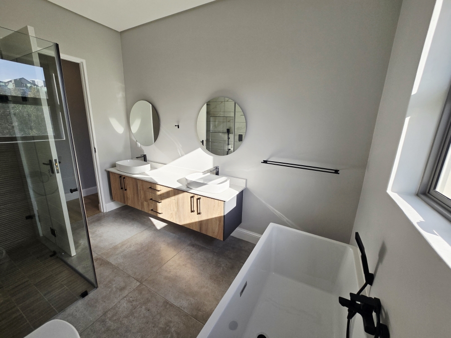 4 Bedroom Property for Sale in Kingswood Golf Estate Western Cape